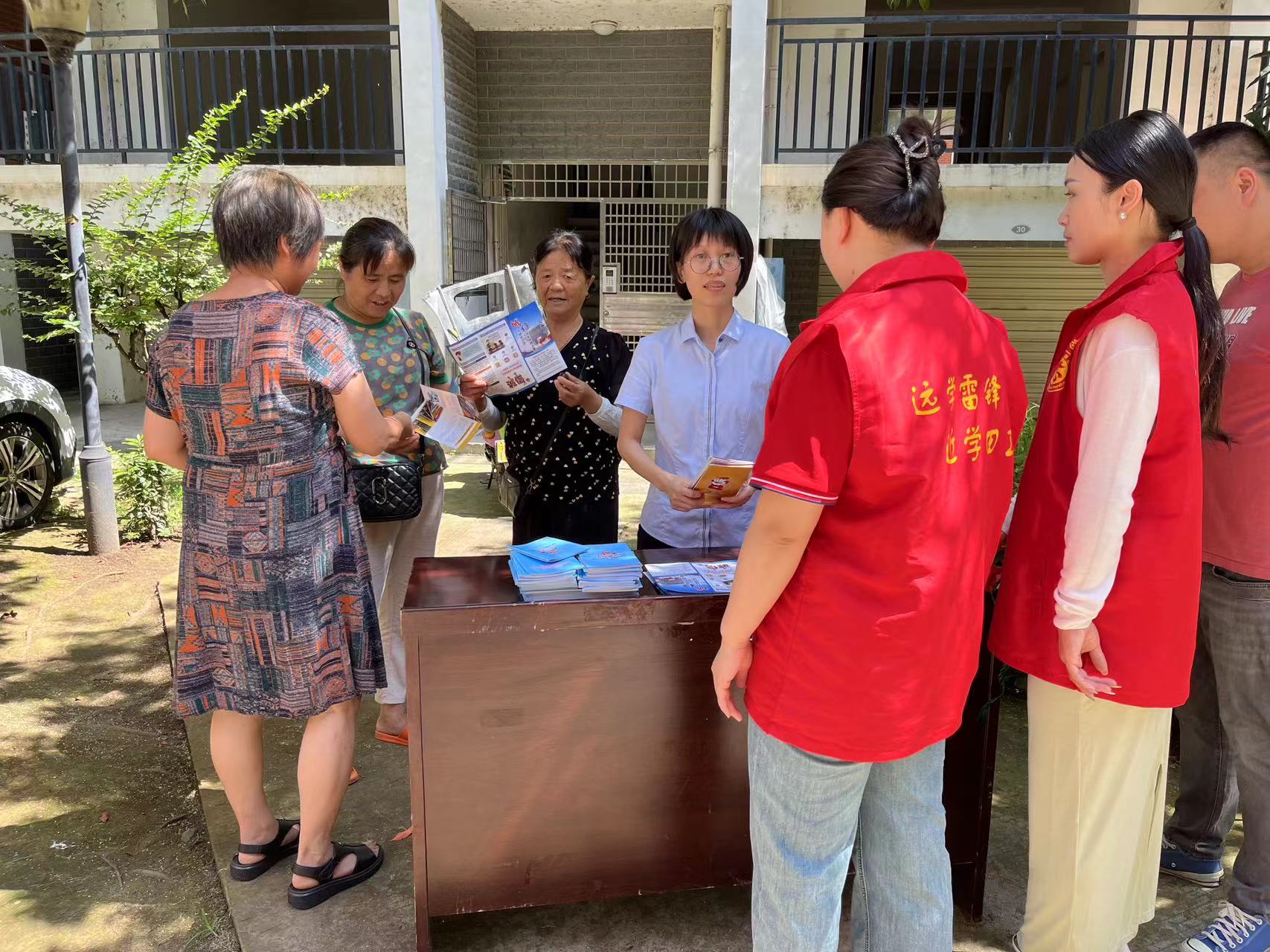 东江街道联合东江农商行开展防范和打击非法集资宣传活动