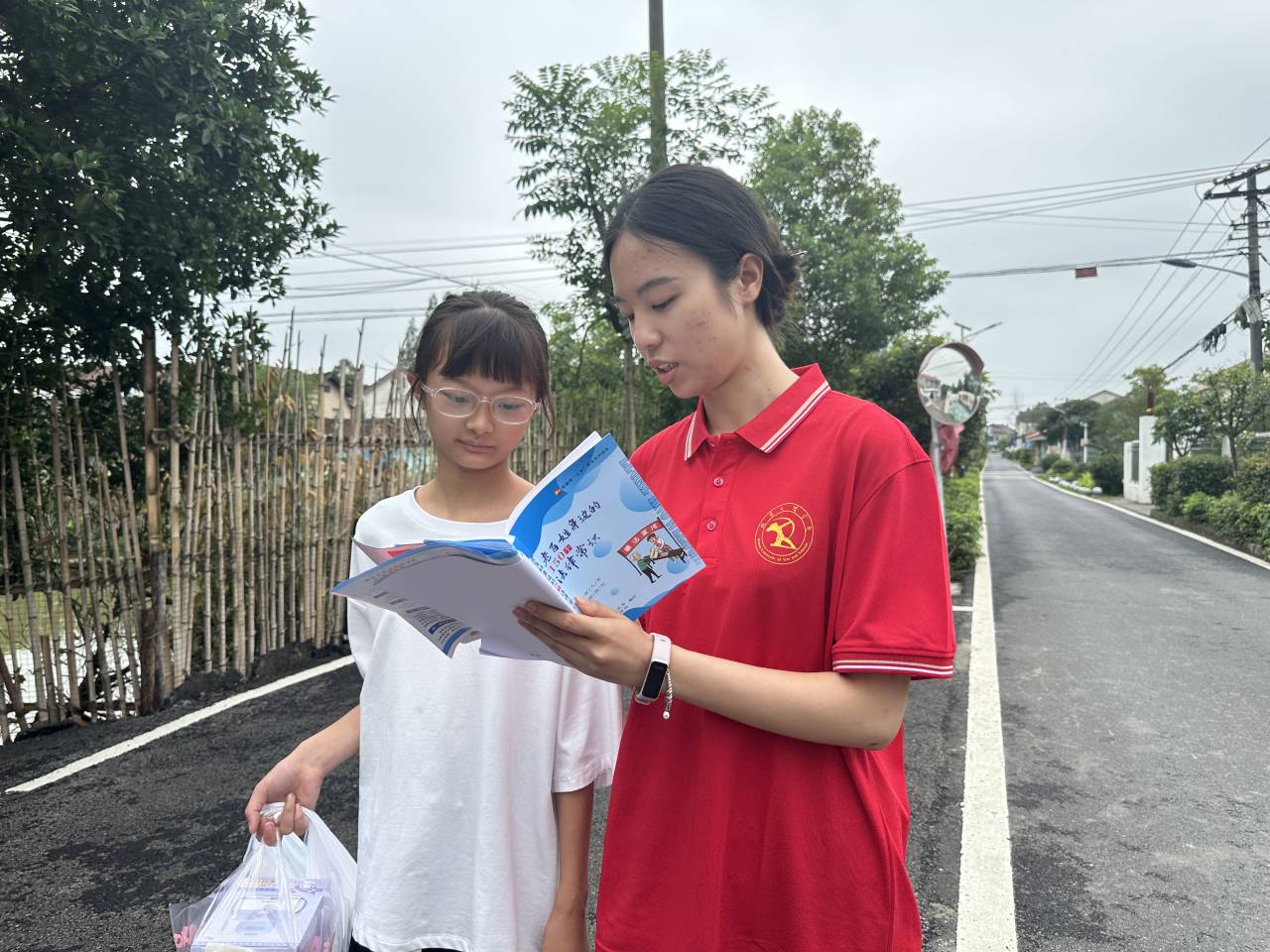南湖社区联合文理学院乡村振兴促进实践团开展“送法下乡”活动