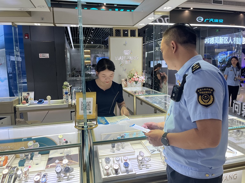 武陵区开展第二届全国“个体工商户服务月”上门送服务活动