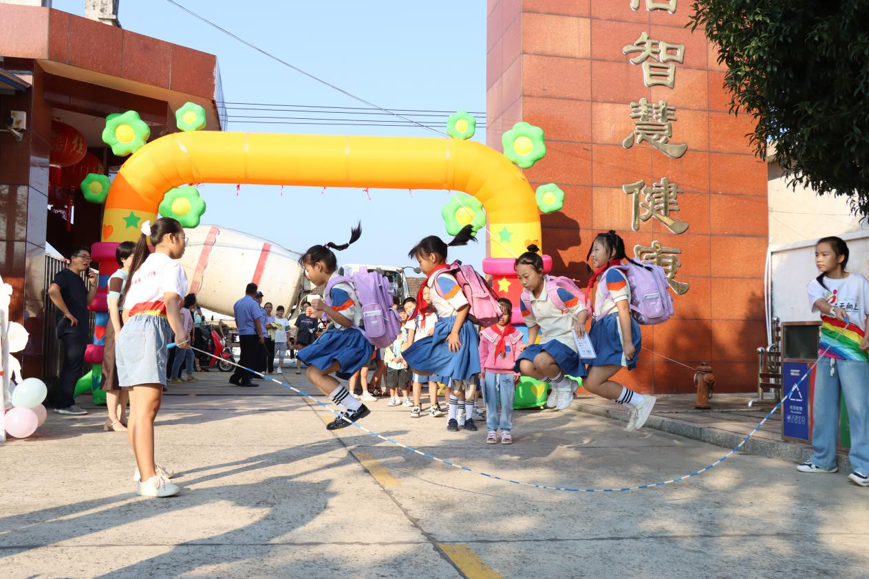 芦荻山乡社木铺小学迎来开学第一天