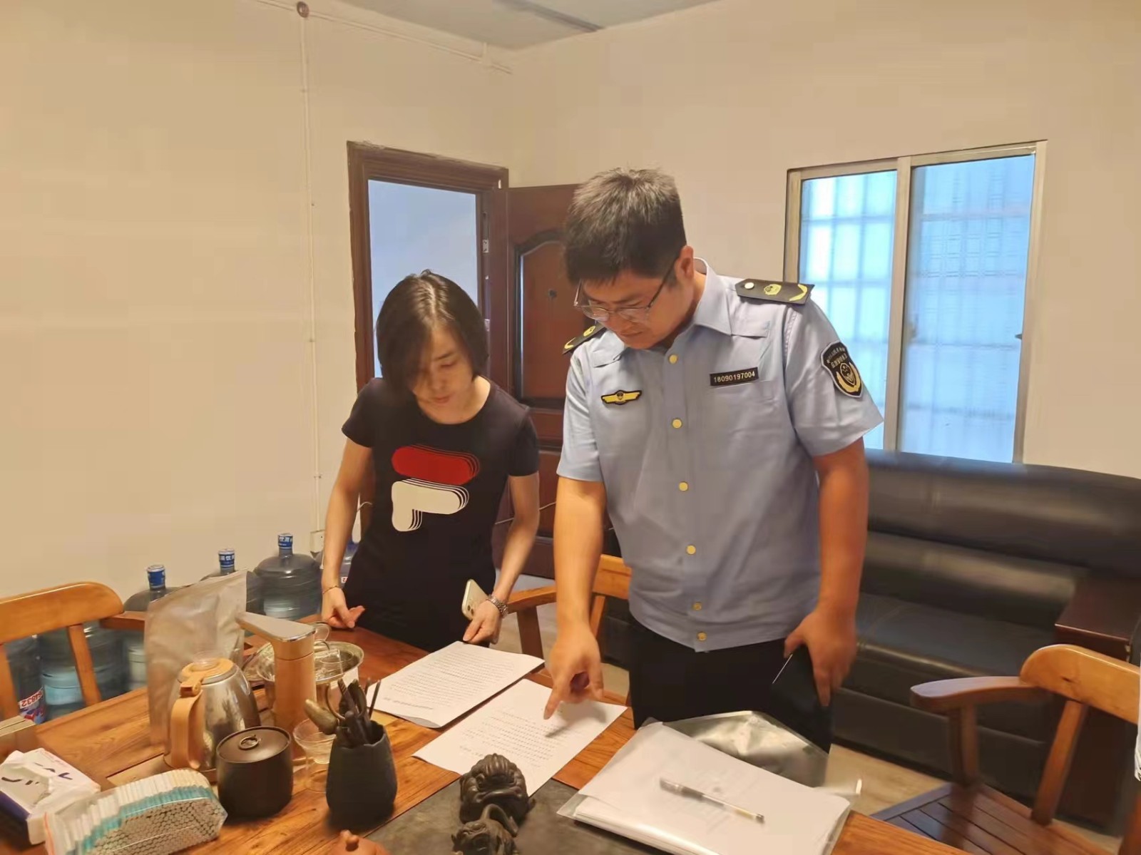 河洑镇开展《致企业主要负责人的一封信》发放与承诺书签订工作