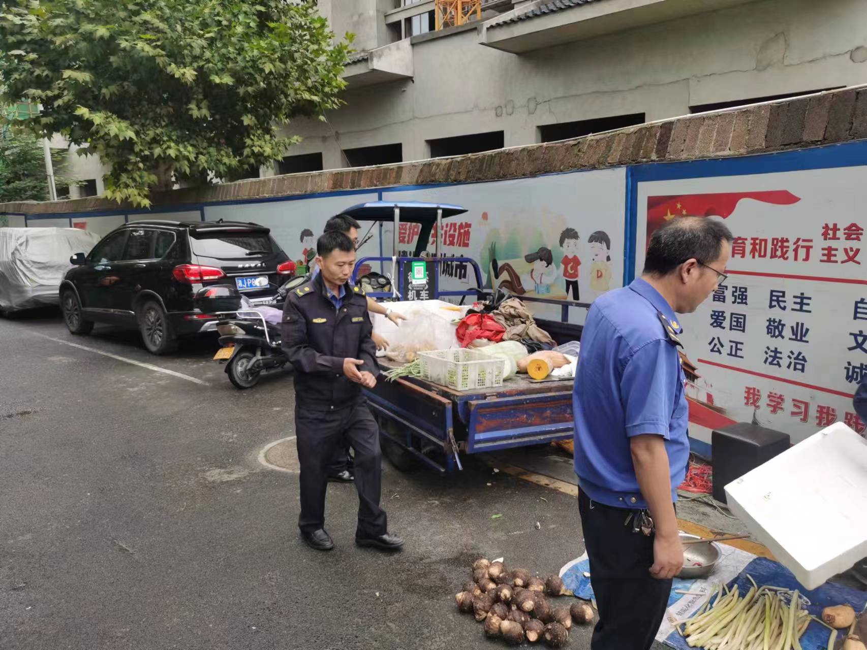 摊贩收摊城管帮忙 柔性执法温暖人心
