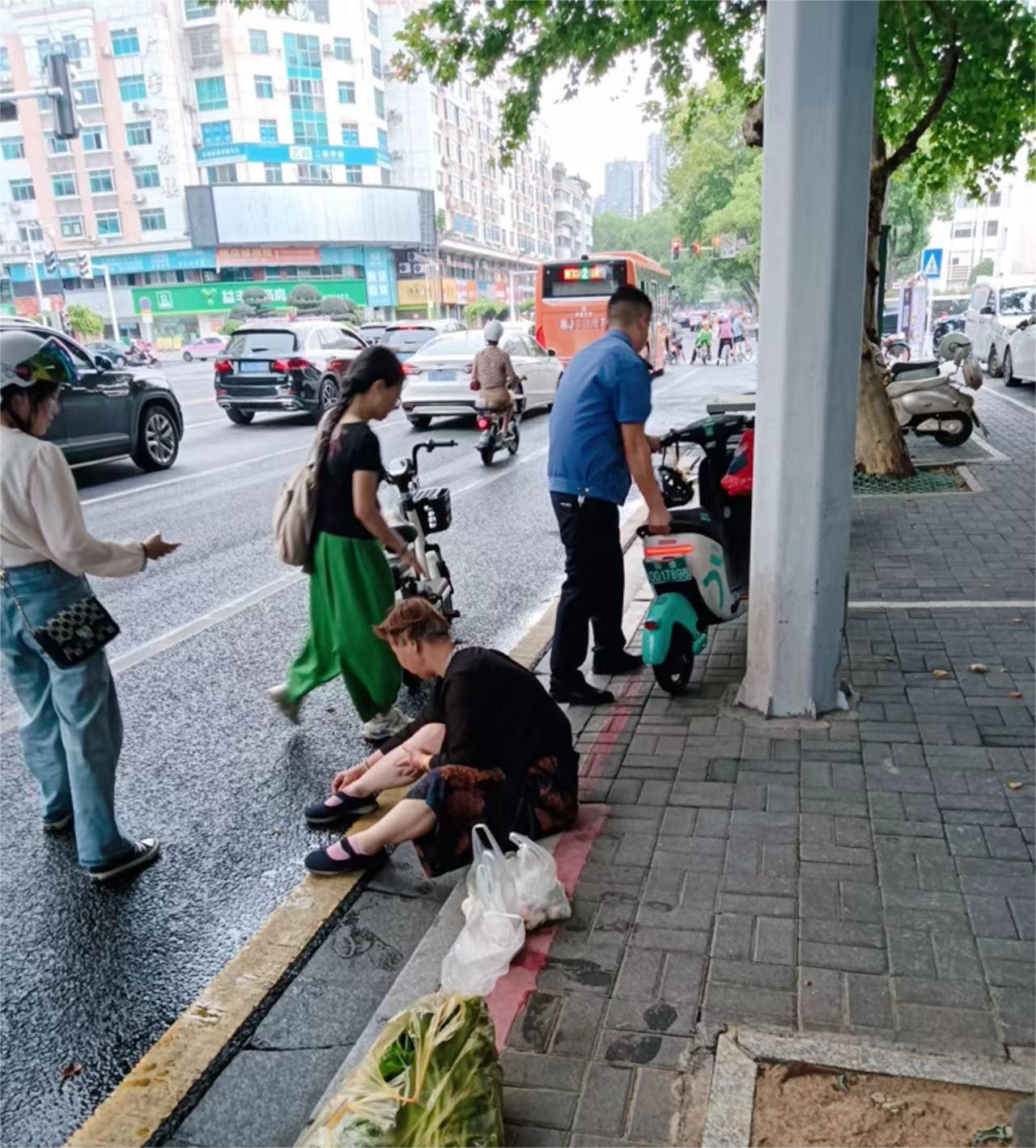 暖心城管及时扶起骑车市民，传递正能量！