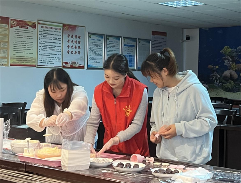 民族团结一家亲  共庆中秋情意浓