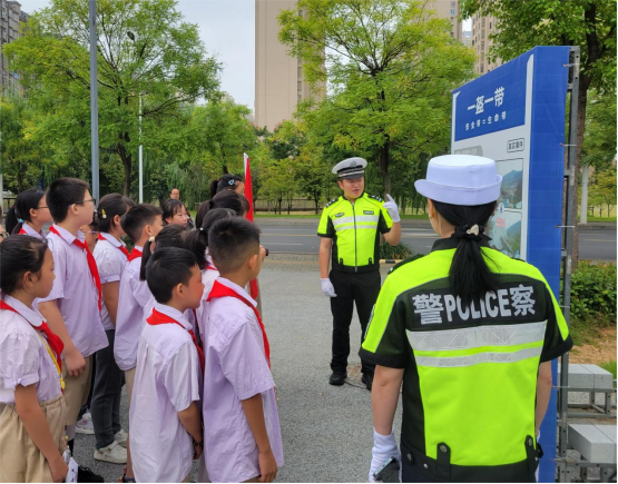 武陵区工农小学开展“知危险 会避险”交通安全教育活动
