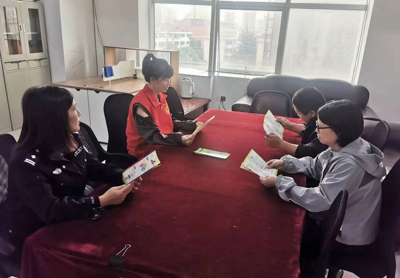 穿紫河街道滨湖社区开展防范非法集资宣传活动