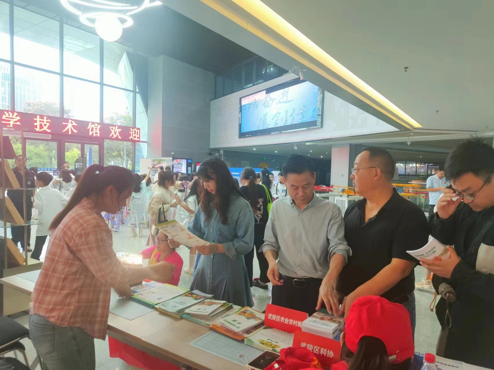 武陵区农业农村局开展农产品质量安全科普宣传活动