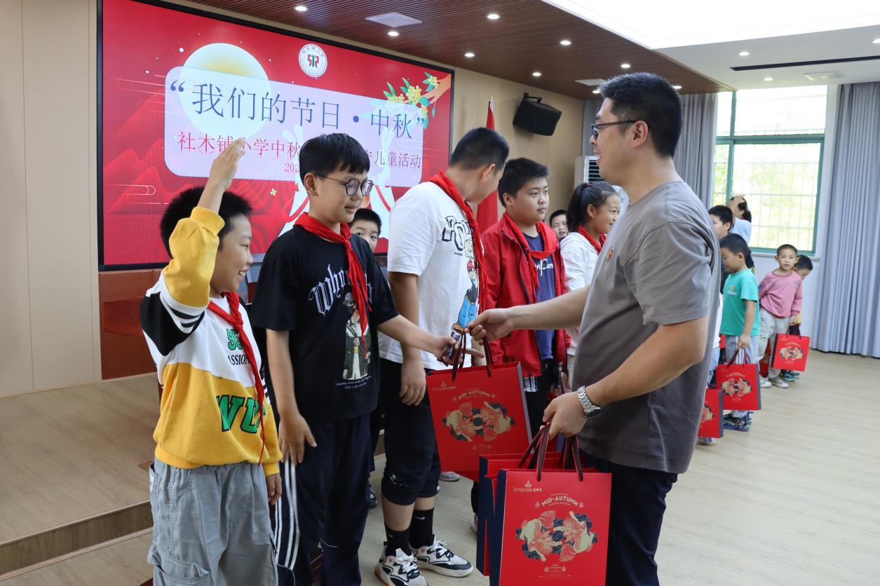 武陵区社木铺小学开展庆“双节”活动