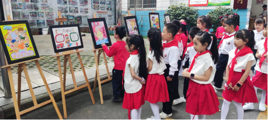 卫门口小学举办体育艺术节作品展