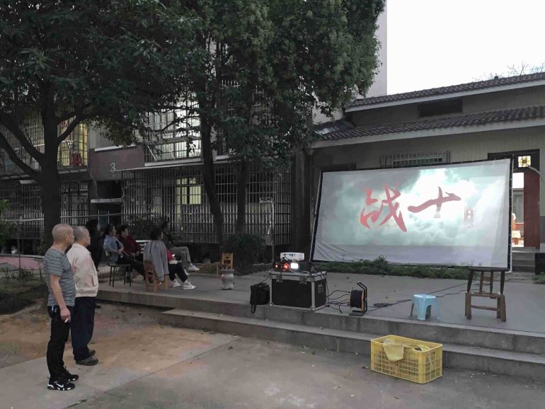 芙蓉街道新河社区开展送电影进小区活动
