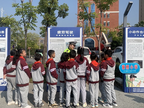 紫桥小学师生走进常德市交通安全宣传教育基地参观学习