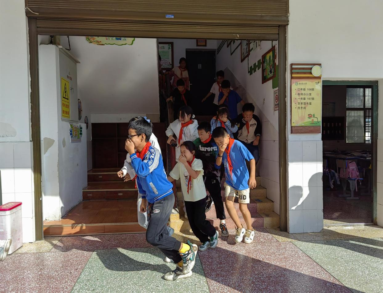 及时疏散无偏差 安全生活守正道 ——丹洲乡中心小学应急疏散演练