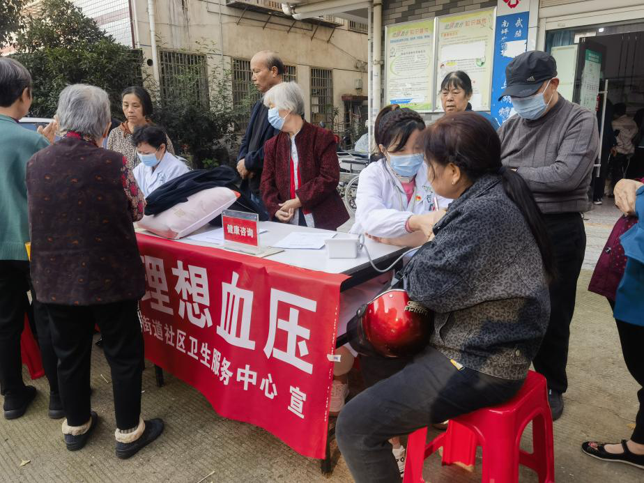 南坪街道社区卫生服务中心开展“全国高血压日”主题宣传活动