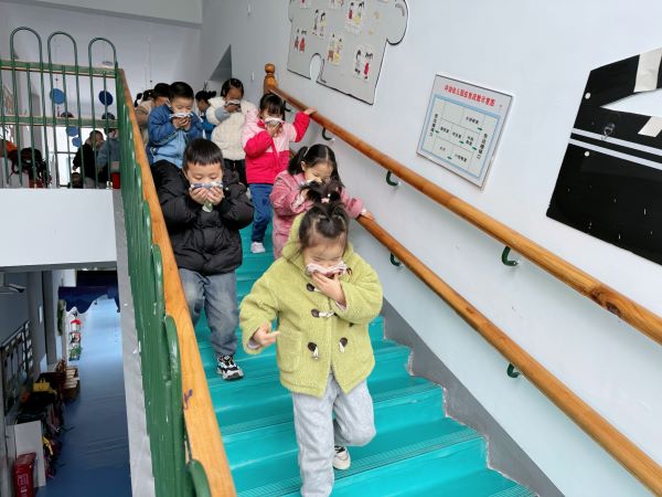 武陵区丹洲乡坪湖幼儿开展消防演练活动