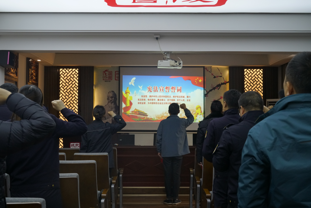 武陵区城管局开展宪法宣传日活动