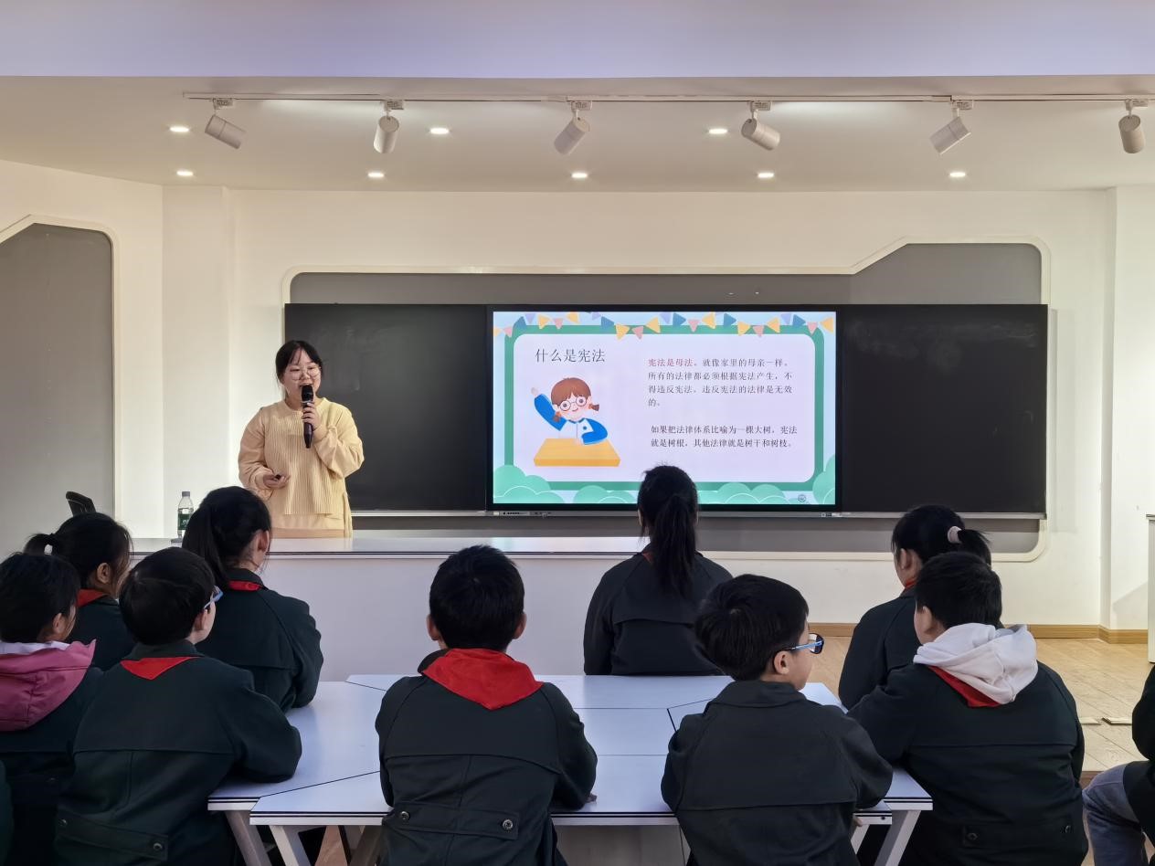 育英小学：与法“童”行 快乐成长
