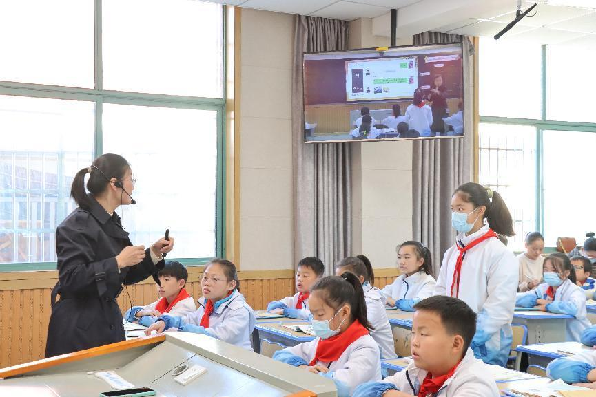 常德市肖亚兰小学名师工作室赴武陵区芦荻山乡社木铺小学送教