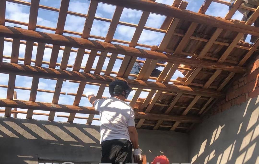 河洑镇拆除一起违章建筑
