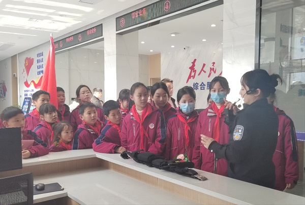 紫桥小学：“红领巾”致敬人民警察