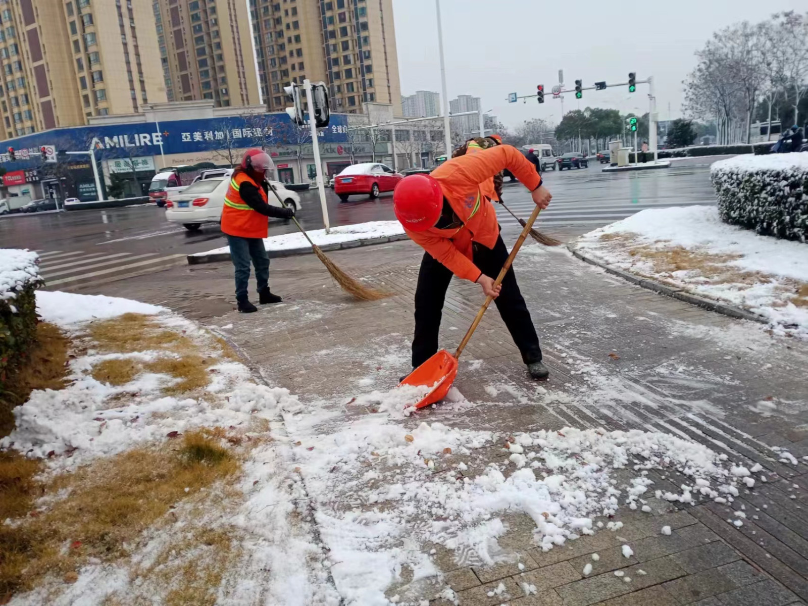 武陵环卫除雪保畅通 助人为乐暖三冬