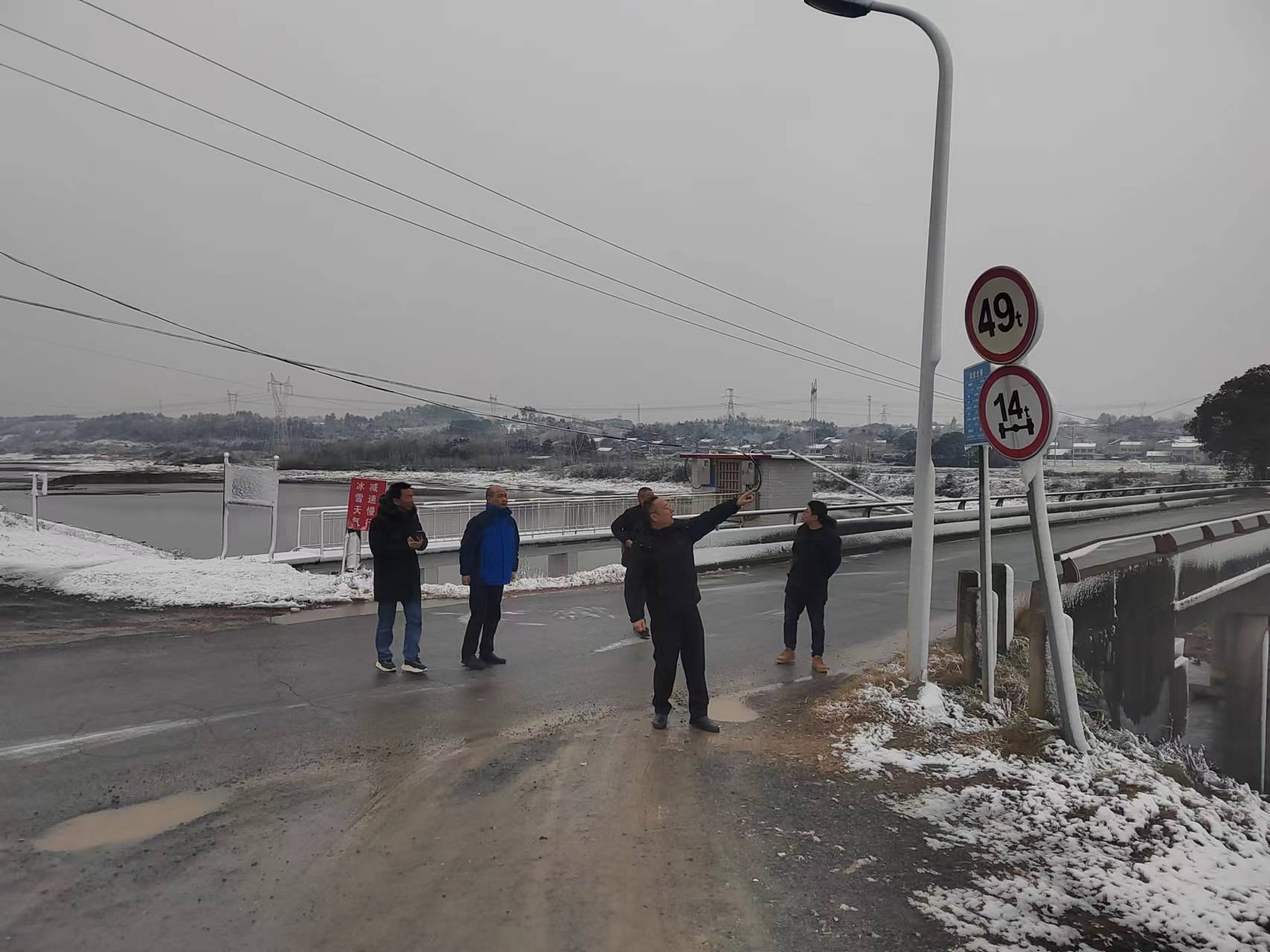武陵区交通运输局针对冰冻雨雪天气开展道路隐患排查