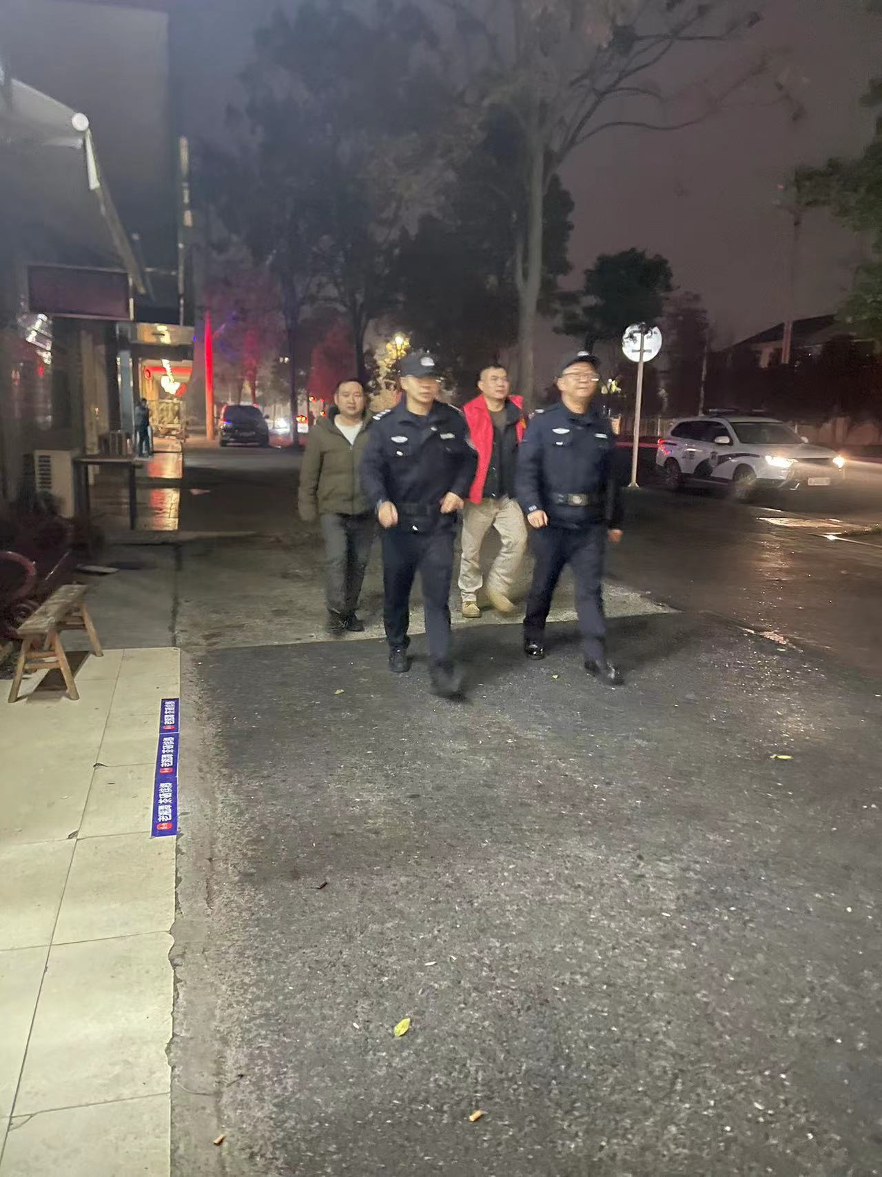 河洑镇开展夜间治安巡逻 筑牢辖区安全防线