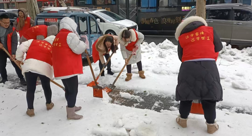 “雪”战到底 武陵交通志愿者以“动”治“冻”