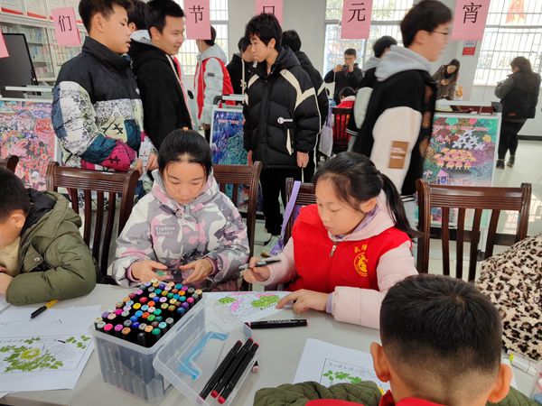 永安街道三闾港社区开展“喜迎元宵节 欢乐猜灯谜”主题活动