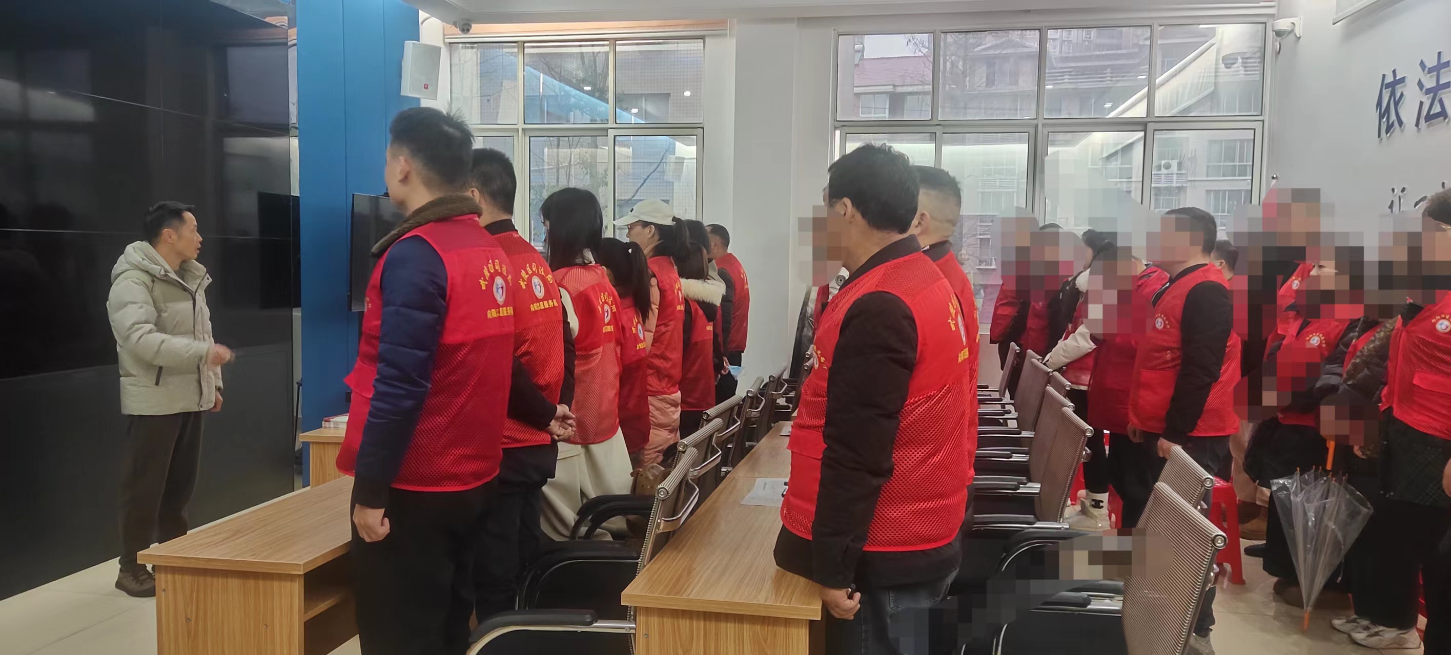 穿紫河司法所组织社区矫正对象开展法治宣传公益活动