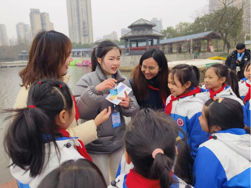 育英德景园小学“河小青”开展学雷锋活动