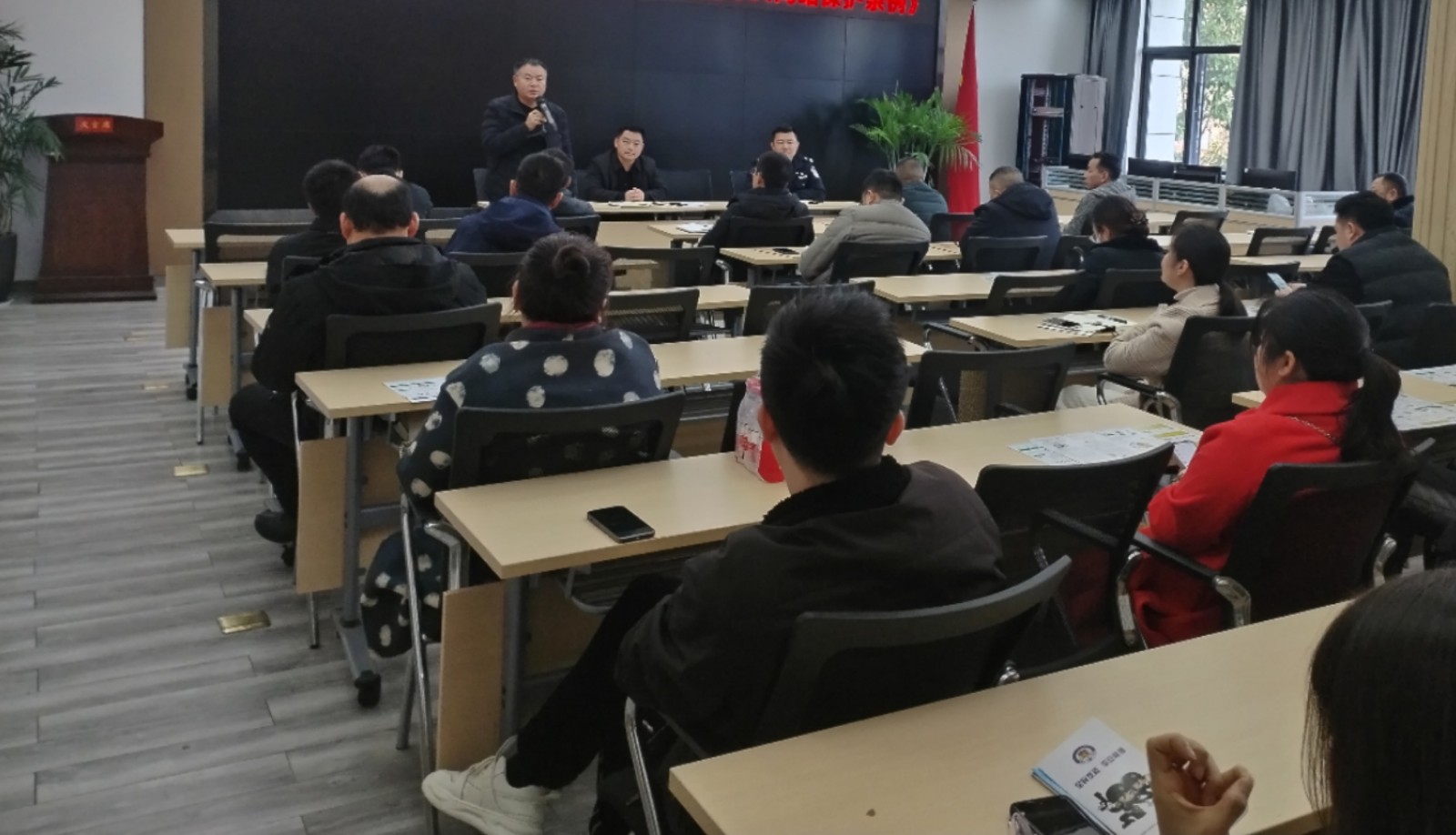 武陵区启明街道开展“利剑护蕾·雷霆行动”问题隐患排查与警示教育宣传行动