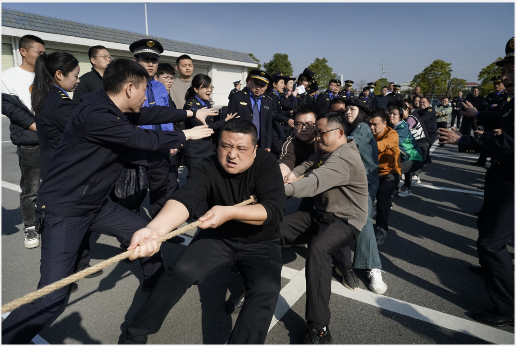 武陵区城管局举办第一届拔河比赛
