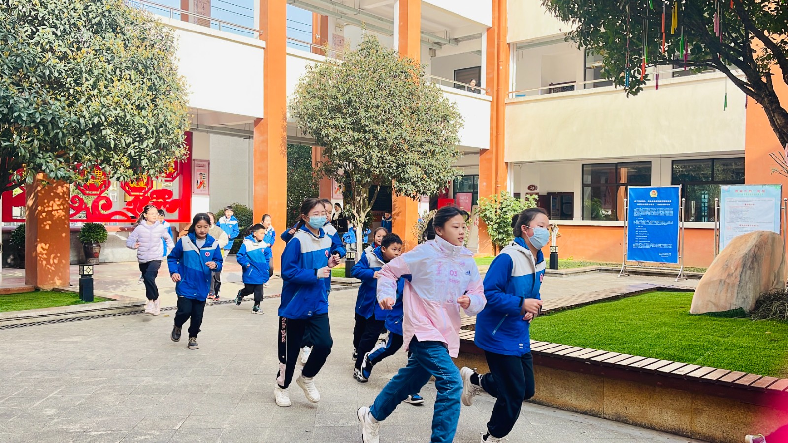 育英德景园小学开展防踩踏紧急疏散演练活动