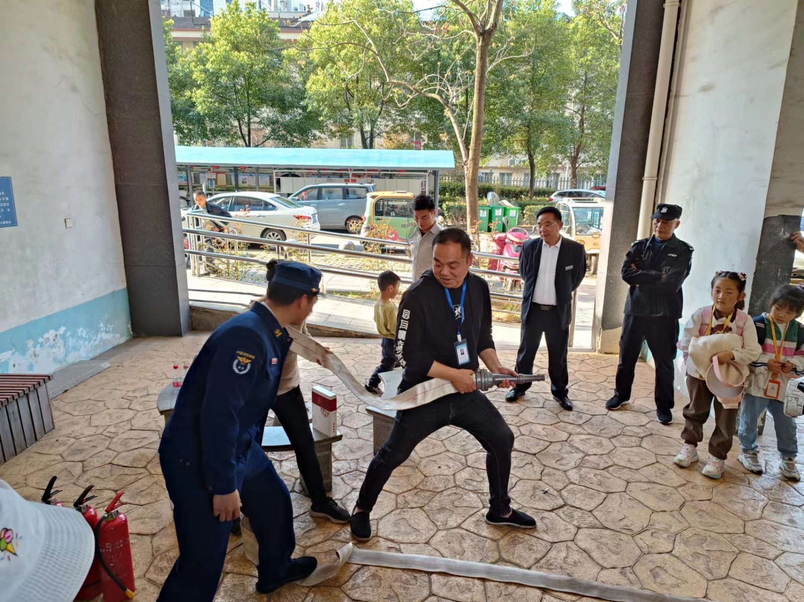 启明街道盐关社区联合常德市消防救援支队开展消防演练活动