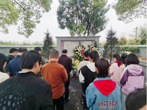 武陵区丹洲乡中心小学开展清明祭扫活动