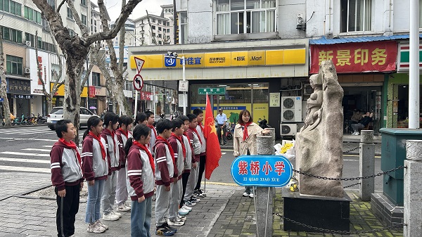 武陵区紫桥小学开展“清明祭英烈”教育实践活动