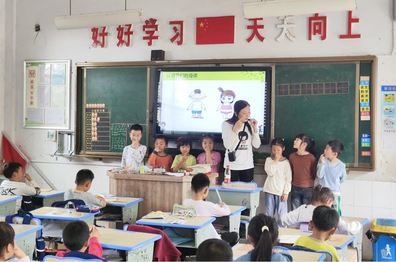 社木铺小学携手“女童保护”公益团队开展安全教育活动
