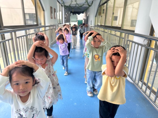 武陵区丹洲乡坪湖幼儿园开展防震应急演练活动