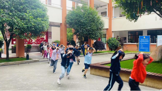 育英德景园小学开展防震减灾演练