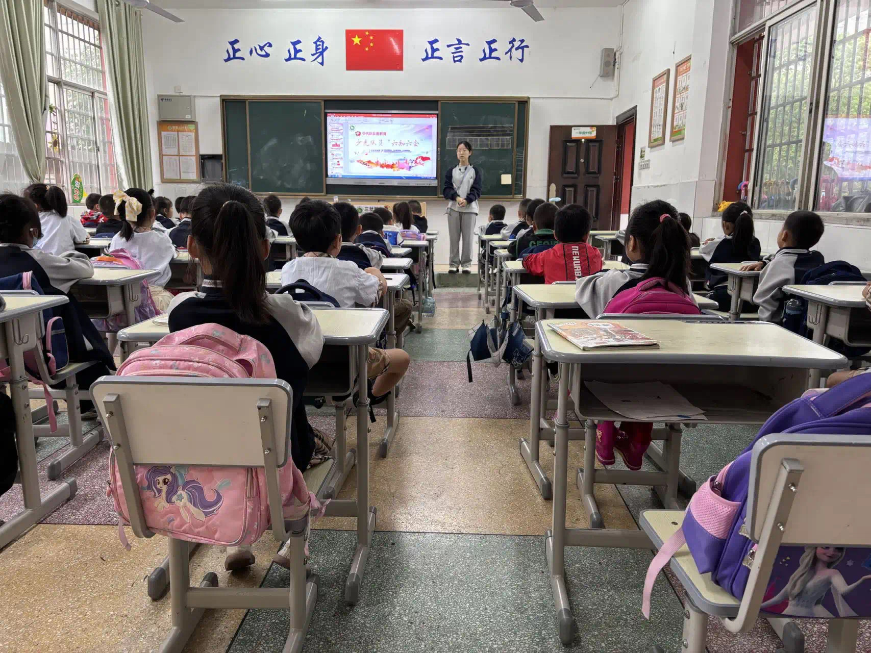 武陵区三岔路小学一年级分批入队活动纪实
