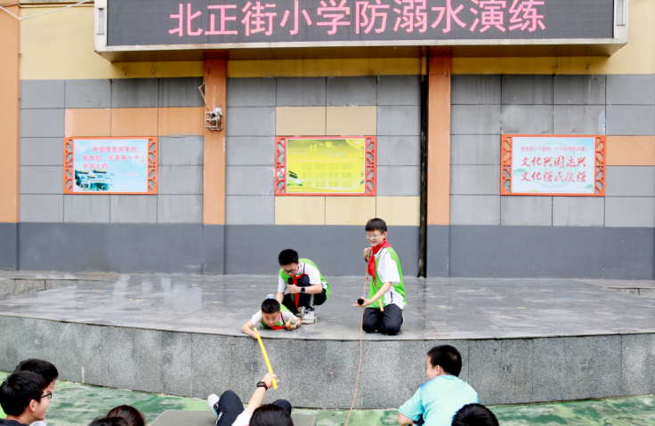 北正街小学开展防溺水安全演练