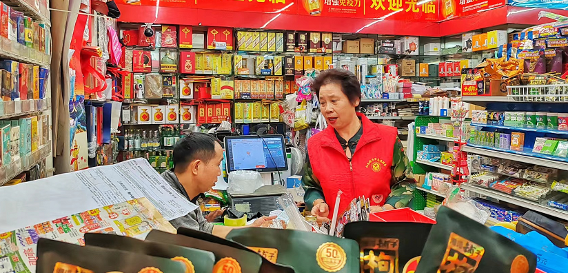 贾家湖社区：热心大姐李冬英