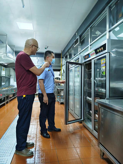穿紫河市场监管所开展学校食堂食品安全专项检查