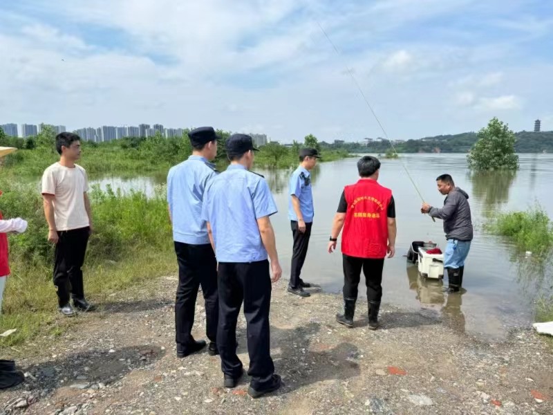 武陵区启明街道：劝离聚集垂钓人员 筑牢生命安全“堤坝”