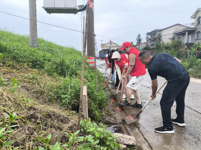 长庚街道：政协委员冲锋在前 闻“汛”而动显担当