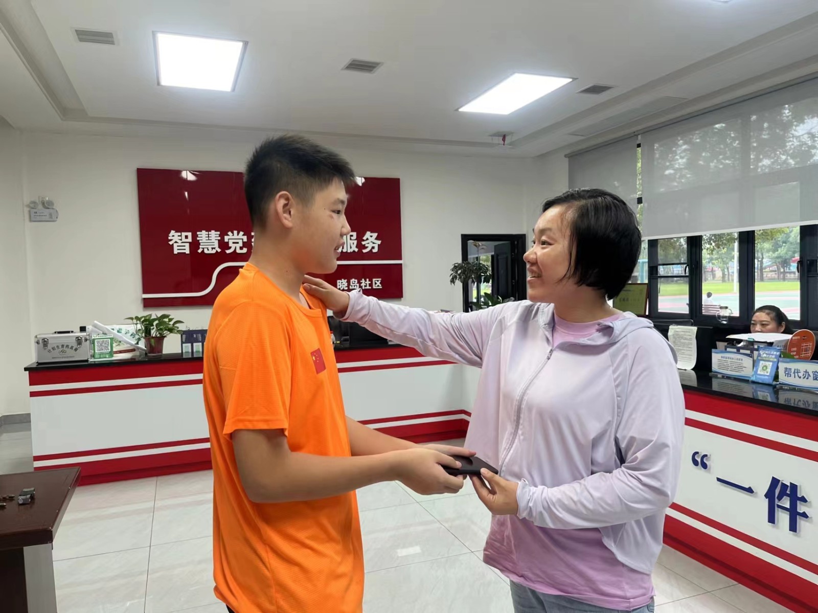 晓岛社区：少年拾金不昧 彰显正能量