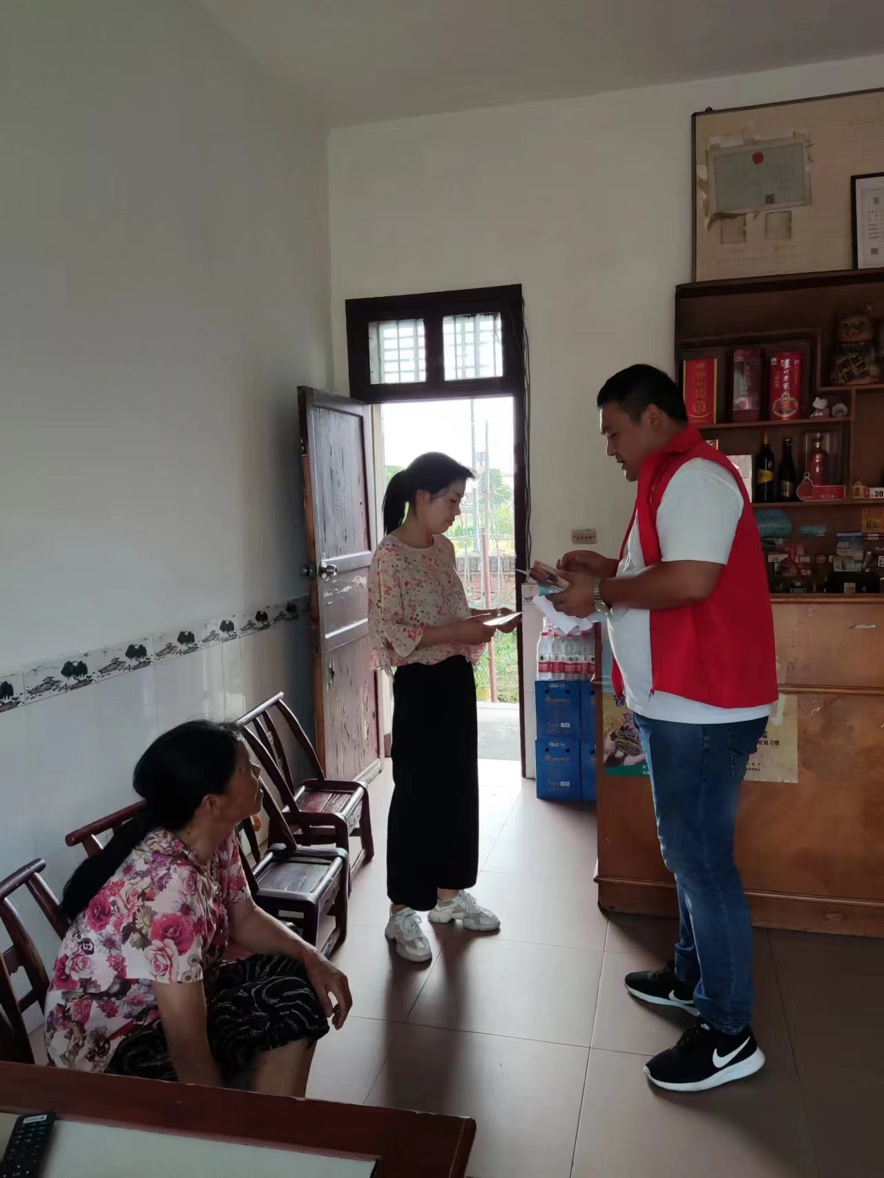 河洑镇雷坛岗社区开展防范非法集资宣传活动