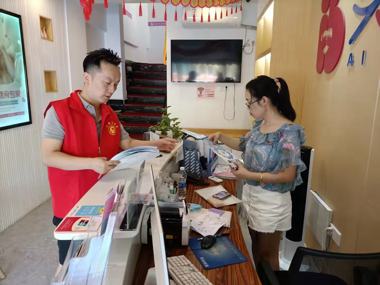 启明街道半边街社区开展防范非法集资宣传活动