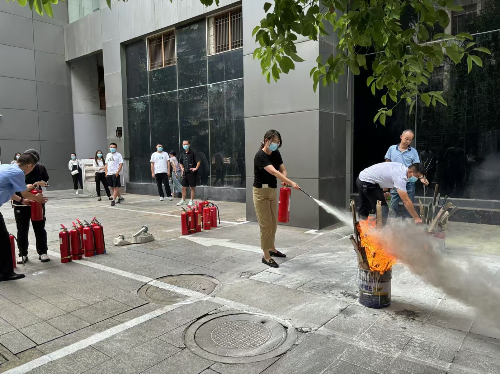 穿紫河街道西园社区组织开展消防安全演练
