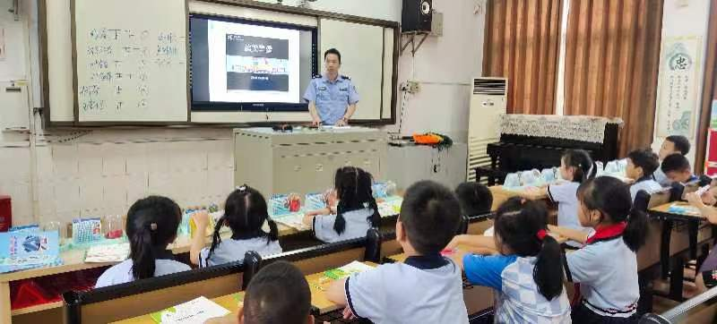 穿紫河司法所开展“法治进校园”禁毒宣传活动